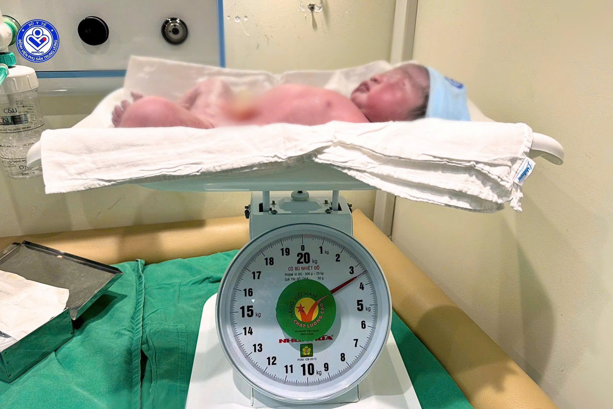Ca mổ lấy thai hy hữu cho sản phụ nặng 178kg mắc nhiều bệnh lý thai kỳ: Bé trai nặng 3,4kg hồng hào chào đời- Ảnh 5.