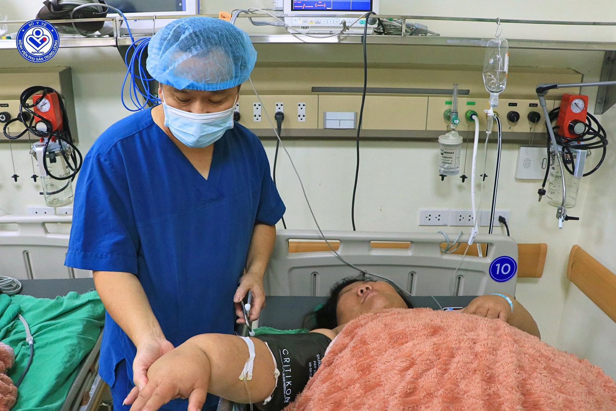 Ca mổ lấy thai hy hữu cho sản phụ nặng 178kg mắc nhiều bệnh lý thai kỳ: Bé trai nặng 3,4kg hồng hào chào đời- Ảnh 6.
