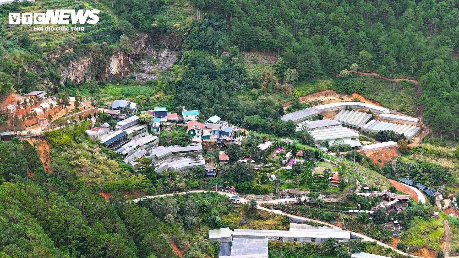 Những quán cà phê chênh vênh mùa mưa, sạt lở rình rập ở Đà Lạt - Ảnh 1.