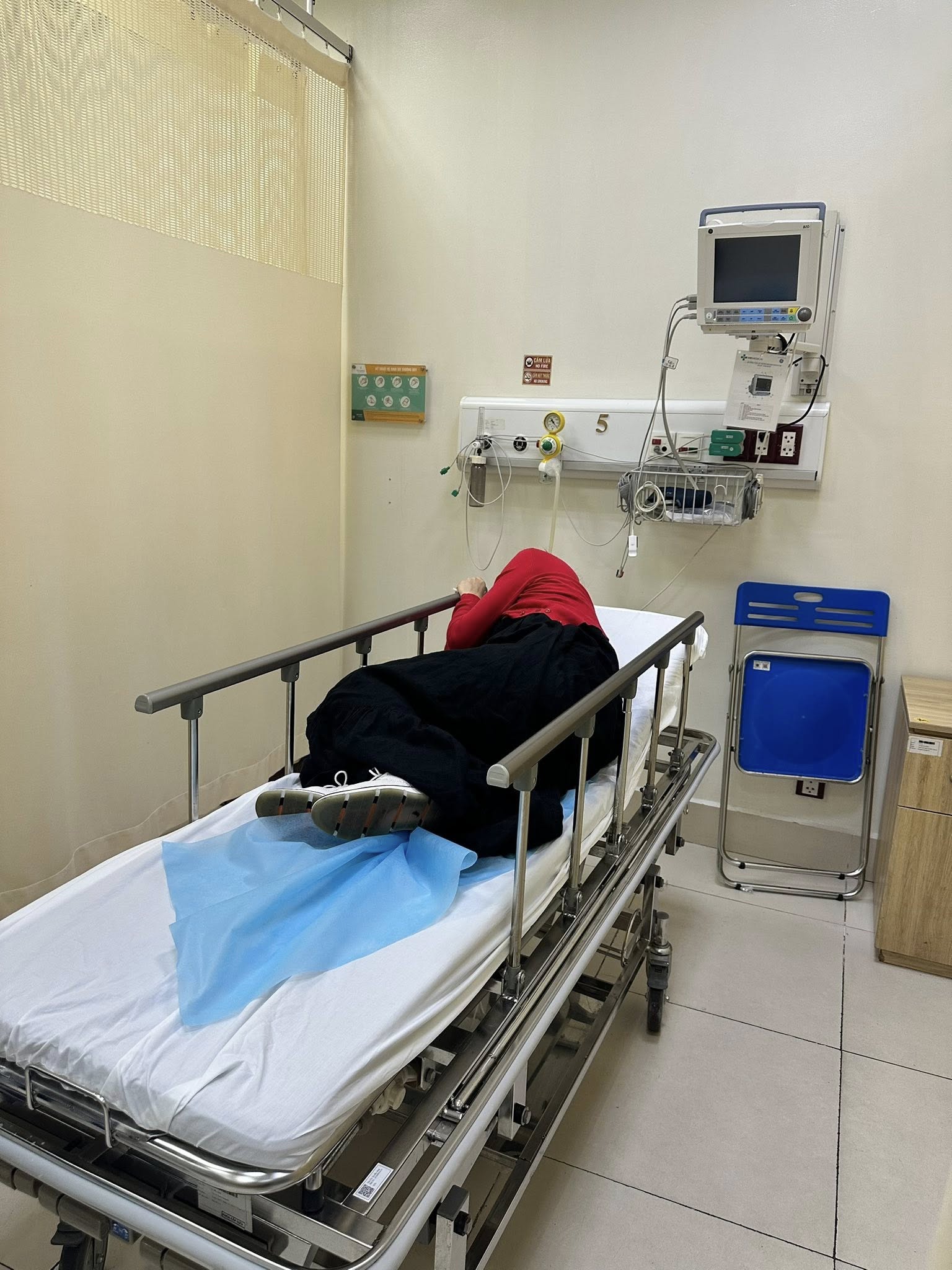 Lộ hình ảnh diễn viên Lan Phương phải nhập viện cấp cứu, đau đớn không thể tự đi - Ảnh 3.