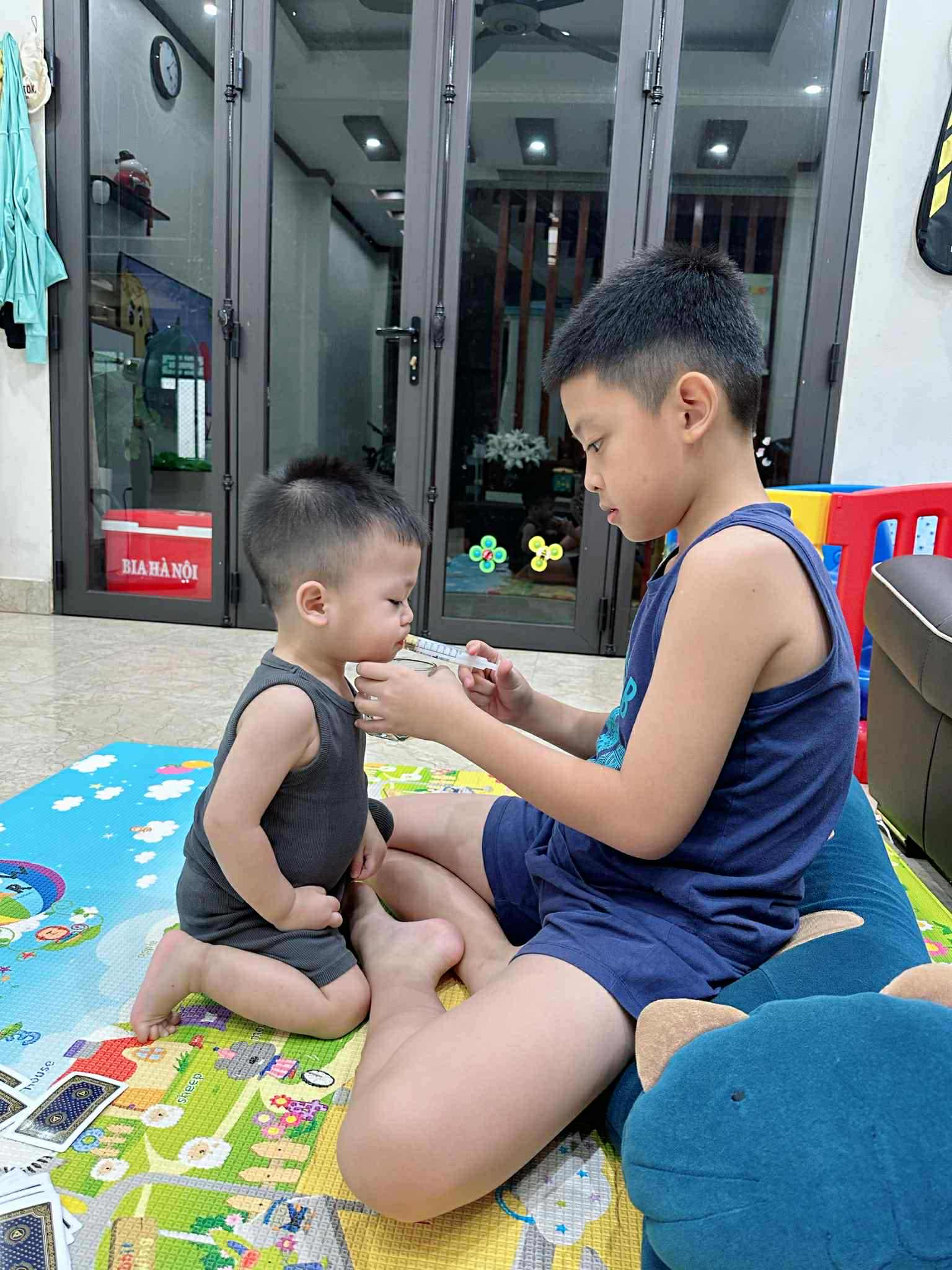 Nhìn cảnh anh trai 12 tuổi dậy trông em lúc 2 giờ sáng để mẹ được nghỉ ngơi, netizen: Nhìn cảnh anh trai 12 tuổi dậy trông em lúc 2 giờ sáng để mẹ được nghỉ ngơi, netizen: