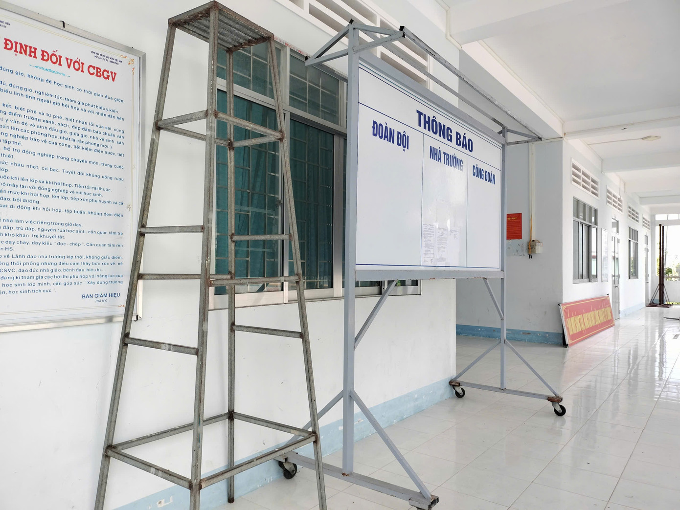 Hiệu trưởng bị 7 năm tù vì ‘tham ô’ 10,7 triệu đã được bảo lãnh tại ngoại - Ảnh 2.