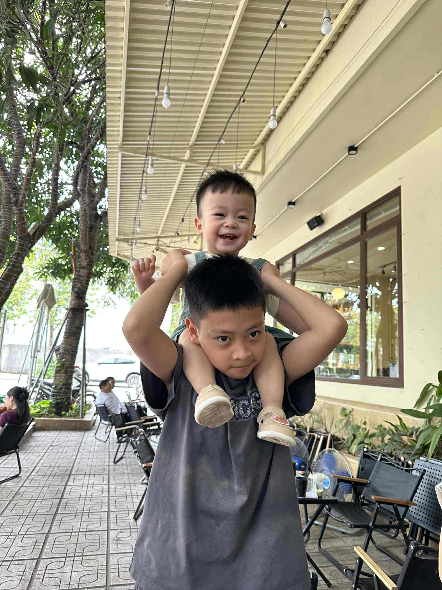 Nhìn cảnh anh trai 12 tuổi dậy trông em lúc 2 giờ sáng để mẹ được nghỉ ngơi, netizen: Nhìn cảnh anh trai 12 tuổi dậy trông em lúc 2 giờ sáng để mẹ được nghỉ ngơi, netizen: