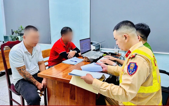 Phụ xe ngang nhiên ngồi giữa Quốc lộ, chặn đầu xe khác: Do tranh giành khách - Ảnh 1.