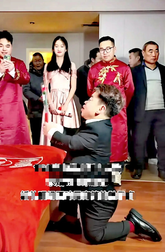 edit-chang-trai-cao-1m28-cuoi-vo-cao-1m7-choang-voi-qua-cuoi-gia-tri-khung1-17552497713571893589758-1755324413463-1755324413660537491818.jpeg