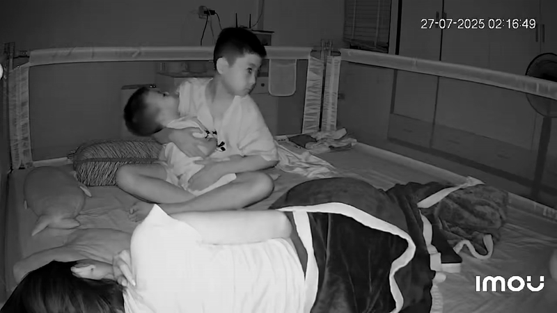 Nhìn cảnh anh trai 12 tuổi dậy trông em lúc 2 giờ sáng để mẹ được nghỉ ngơi, netizen: "Thành công lớn nhất cuộc đời là đây!"- Ảnh 2. Nhìn cảnh anh trai 12 tuổi dậy trông em lúc 2 giờ sáng để mẹ được nghỉ ngơi, netizen: "Thành công lớn nhất cuộc đời là đây!"- Ảnh 2.