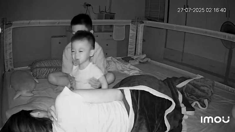 Nhìn cảnh anh trai 12 tuổi dậy trông em lúc 2 giờ sáng để mẹ được nghỉ ngơi, netizen: "Thành công lớn nhất cuộc đời là đây!"- Ảnh 1. Nhìn cảnh anh trai 12 tuổi dậy trông em lúc 2 giờ sáng để mẹ được nghỉ ngơi, netizen: "Thành công lớn nhất cuộc đời là đây!"- Ảnh 1.