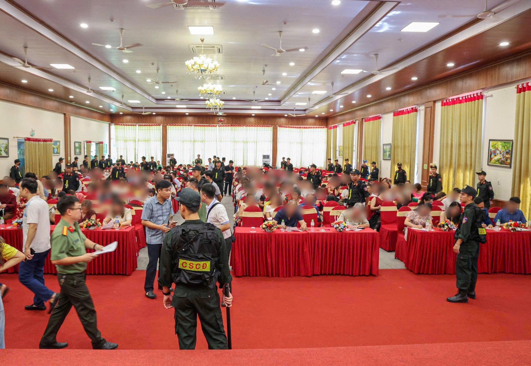 Hàng trăm cảnh sát ập vào phá đường dây kinh doanh đa cấp đang lôi kéo 200 người dự &quot;hội thảo&quot;- Ảnh 1.