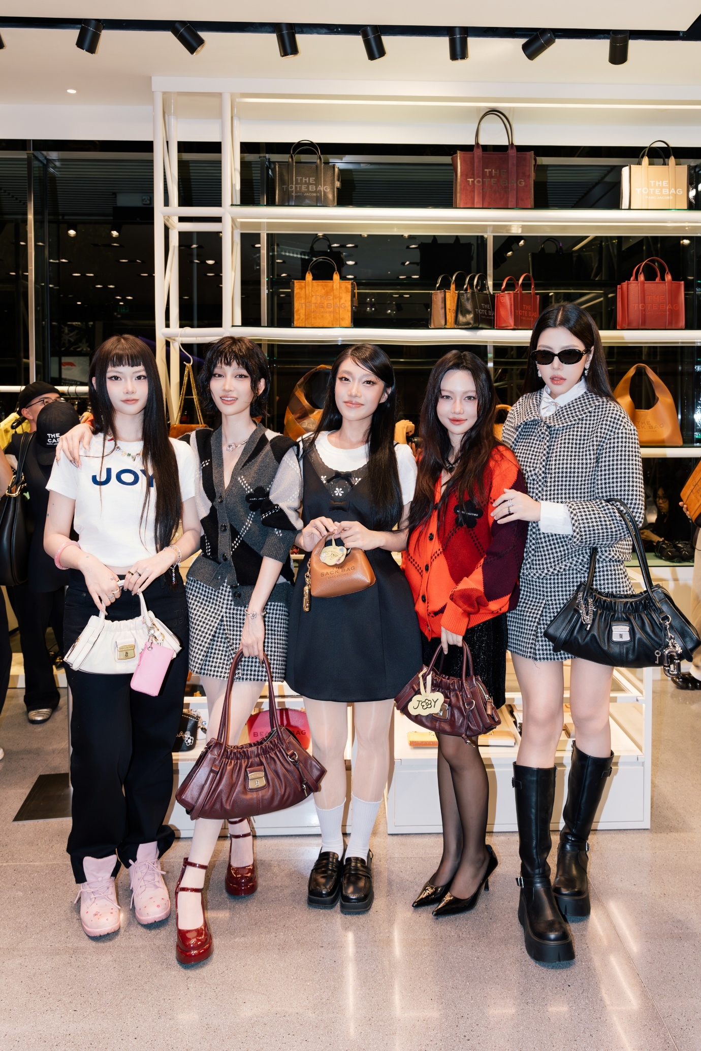 Marc Jacobs ra mắt BST Thu - Đ&ocirc;ng 2025, KOLs Việt g&oacute;p vui- Ảnh 3.