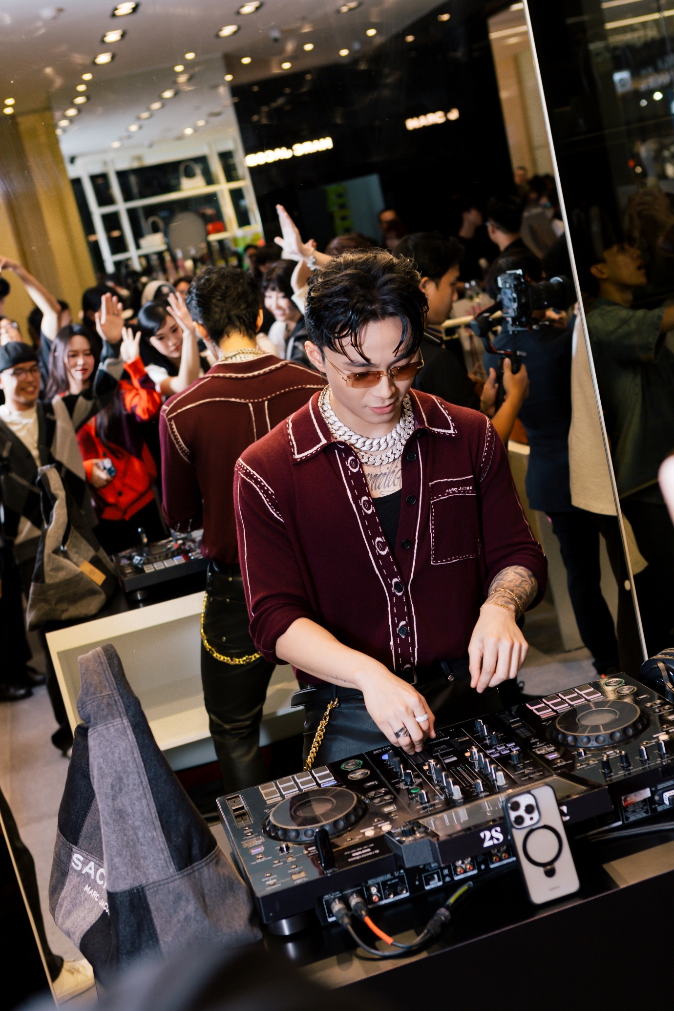 Marc Jacobs ra mắt BST Thu - Đ&ocirc;ng 2025, KOLs Việt g&oacute;p vui- Ảnh 8.