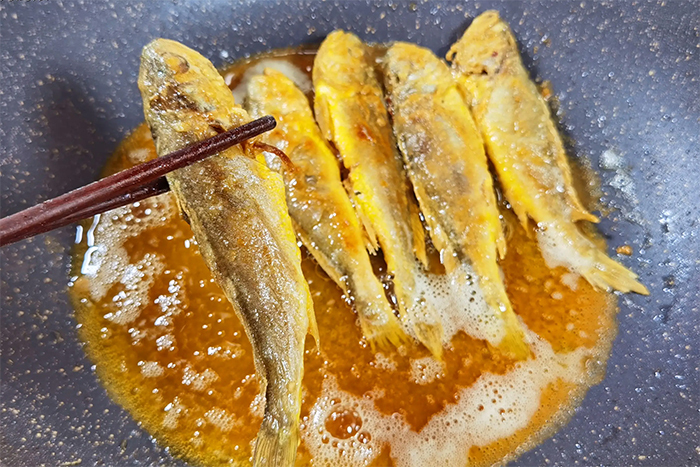 Lý do cá rán ở nhà hàng luôn giòn tan, thêm thứ này cá để lâu không ỉu - Ảnh 3.