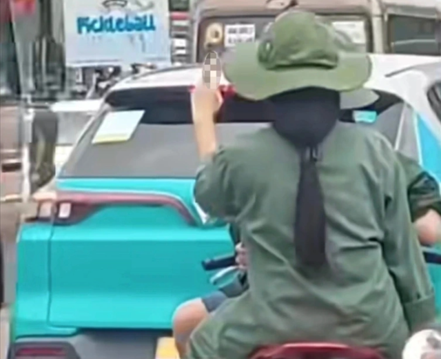 Vụ nữ sinh có hành động khiếm nhã với đoàn xe A80: Phụ huynh không tin nổi, mong con được tha thứ - Ảnh 1. Vụ nữ sinh có hành động khiếm nhã với đoàn xe A80: Phụ huynh không tin nổi, mong con được tha thứ - Ảnh 1.