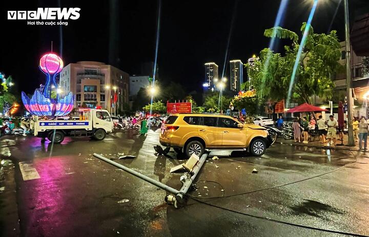 Ô tô 7 chỗ lao lên vỉa hè, tông gãy trụ camera giao thông ở Nha Trang - Ảnh 1. Ô tô 7 chỗ lao lên vỉa hè, tông gãy trụ camera giao thông ở Nha Trang - Ảnh 1.
