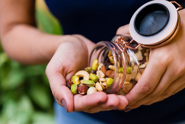 230929111535-04-eating-nuts-wellness-mixed-stock-1755426341626706532429-1755494969350-1755494969469589348770.jpg