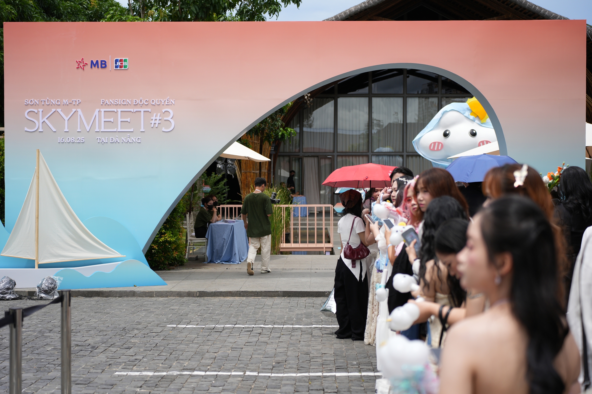 Sơn Tùng M-TP đón tháng sinh nhật bên 120 fan may mắn trong hoàng hôn Đà Nẵng tại SKYMEET #3 - Ảnh 1. Sơn Tùng M-TP đón tháng sinh nhật bên 120 fan may mắn trong hoàng hôn Đà Nẵng tại SKYMEET #3 - Ảnh 1.