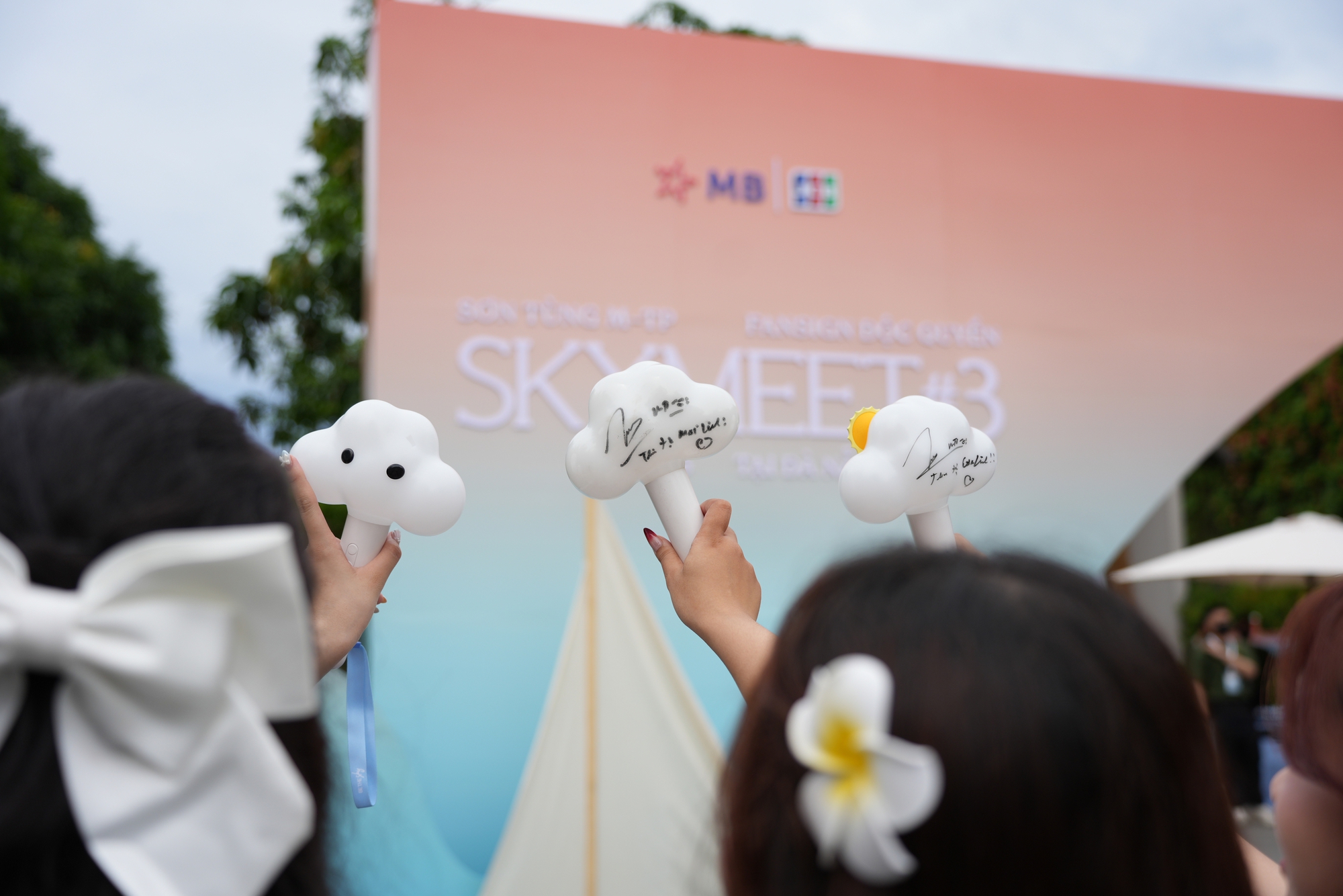 Sơn Tùng M-TP đón tháng sinh nhật bên 120 fan may mắn trong hoàng hôn Đà Nẵng tại SKYMEET #3 - Ảnh 6. Sơn Tùng M-TP đón tháng sinh nhật bên 120 fan may mắn trong hoàng hôn Đà Nẵng tại SKYMEET #3 - Ảnh 6.