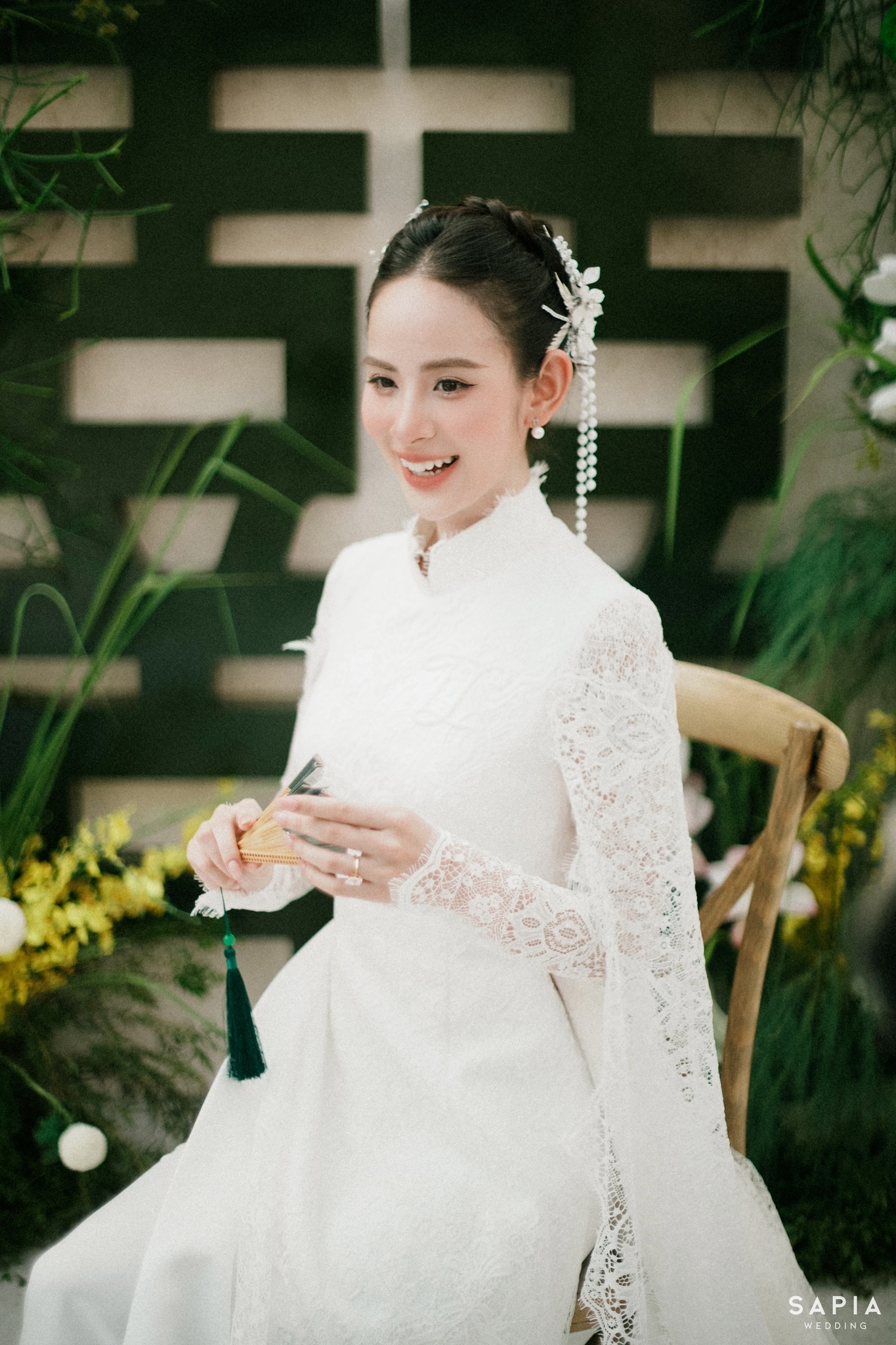 Bão táp của Hương Liên và nhãn dán 