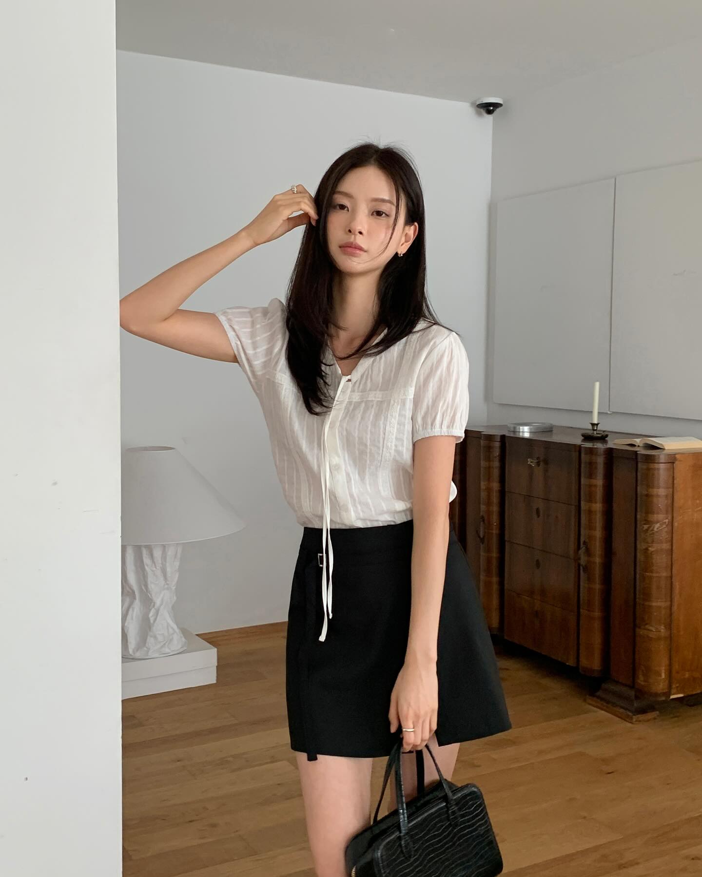 Mặc đẹp quá đơn giản với 10 set đồ đen trắng - Ảnh 8. Mặc đẹp quá đơn giản với 10 set đồ đen trắng - Ảnh 8.