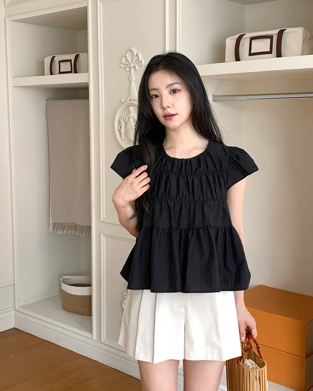 Mặc đẹp quá đơn giản với 10 set đồ đen trắng - Ảnh 7. Mặc đẹp quá đơn giản với 10 set đồ đen trắng - Ảnh 7.