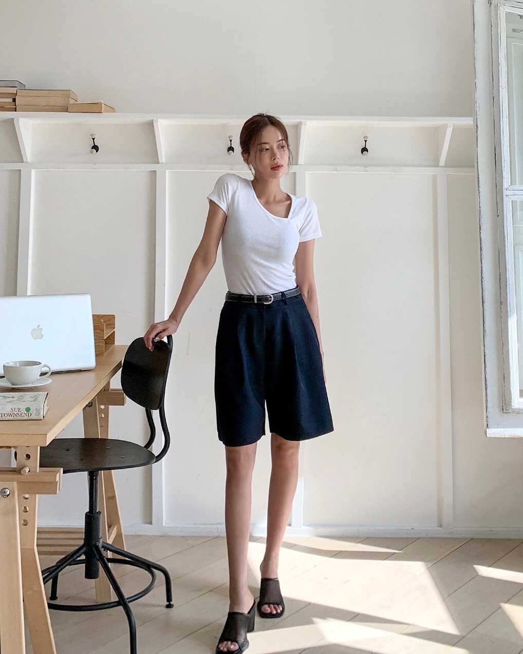 Mặc đẹp quá đơn giản với 10 set đồ đen trắng - Ảnh 6. Mặc đẹp quá đơn giản với 10 set đồ đen trắng - Ảnh 6.