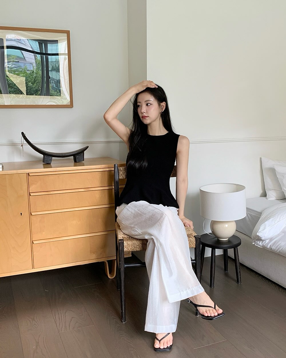 Mặc đẹp quá đơn giản với 10 set đồ đen trắng - Ảnh 3. Mặc đẹp quá đơn giản với 10 set đồ đen trắng - Ảnh 3.