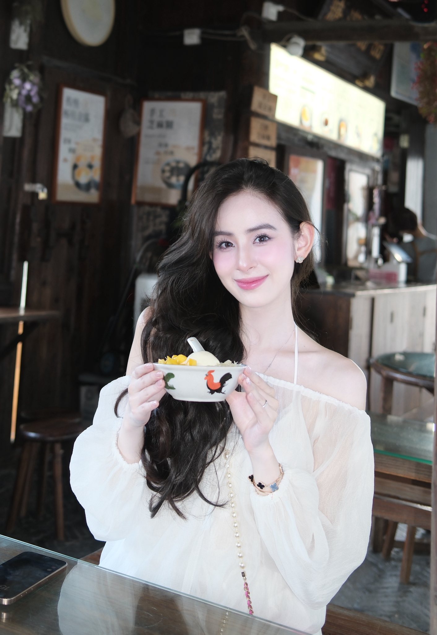 Bão táp của Hương Liên và nhãn dán 