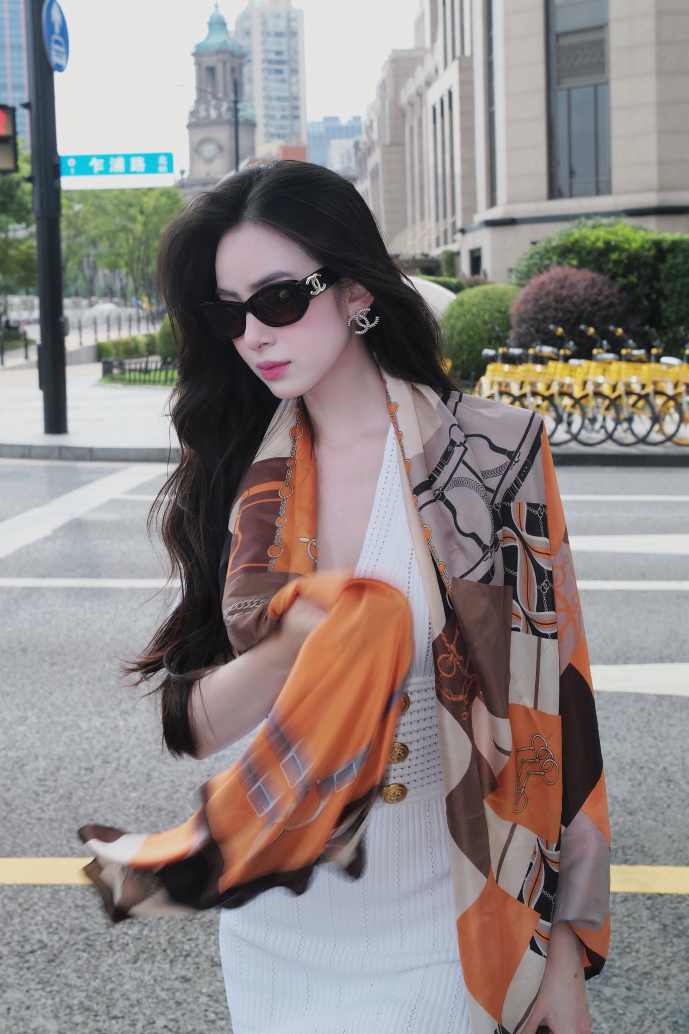 Bão táp của Hương Liên và nhãn dán 