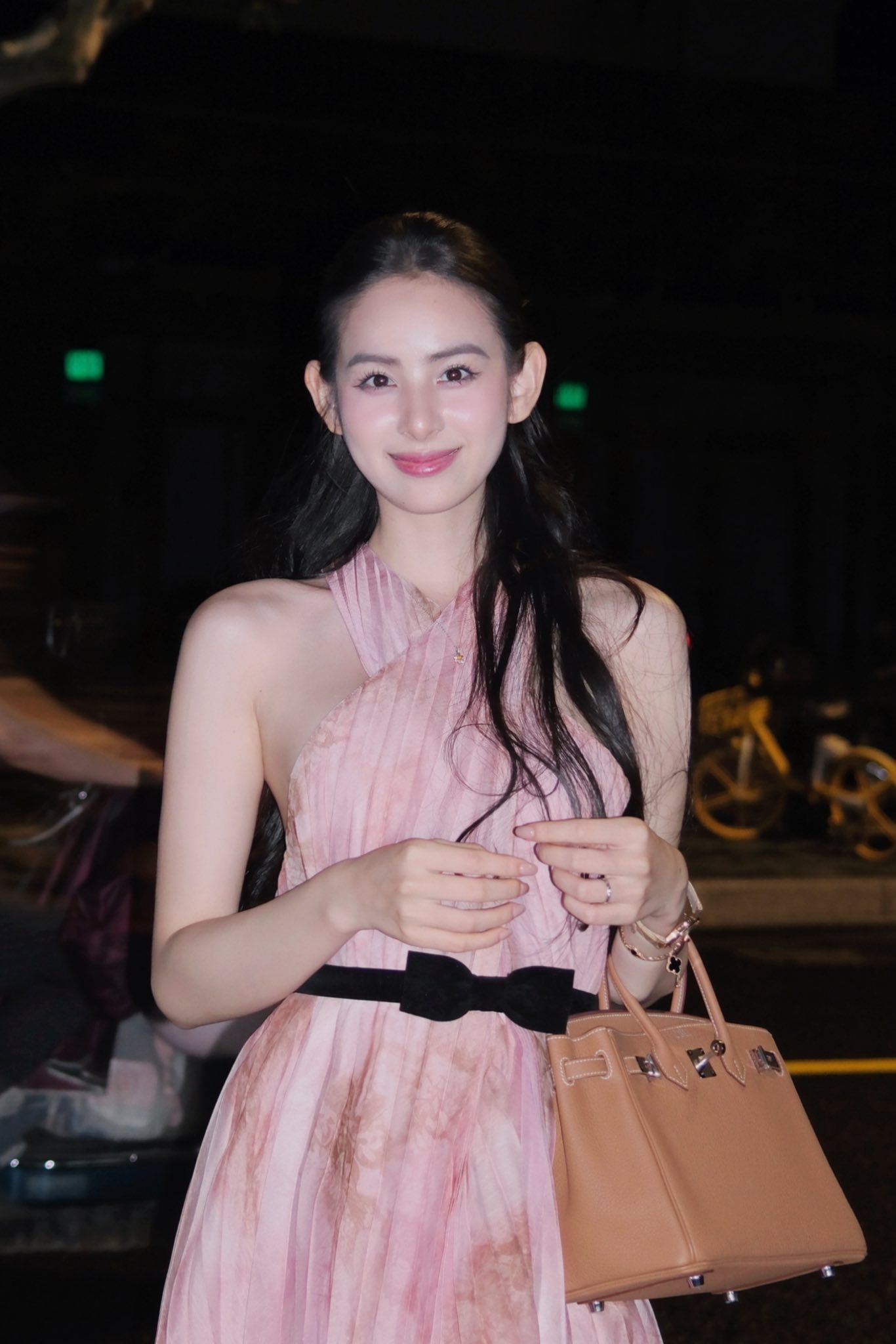 Bão táp của Hương Liên và nhãn dán 