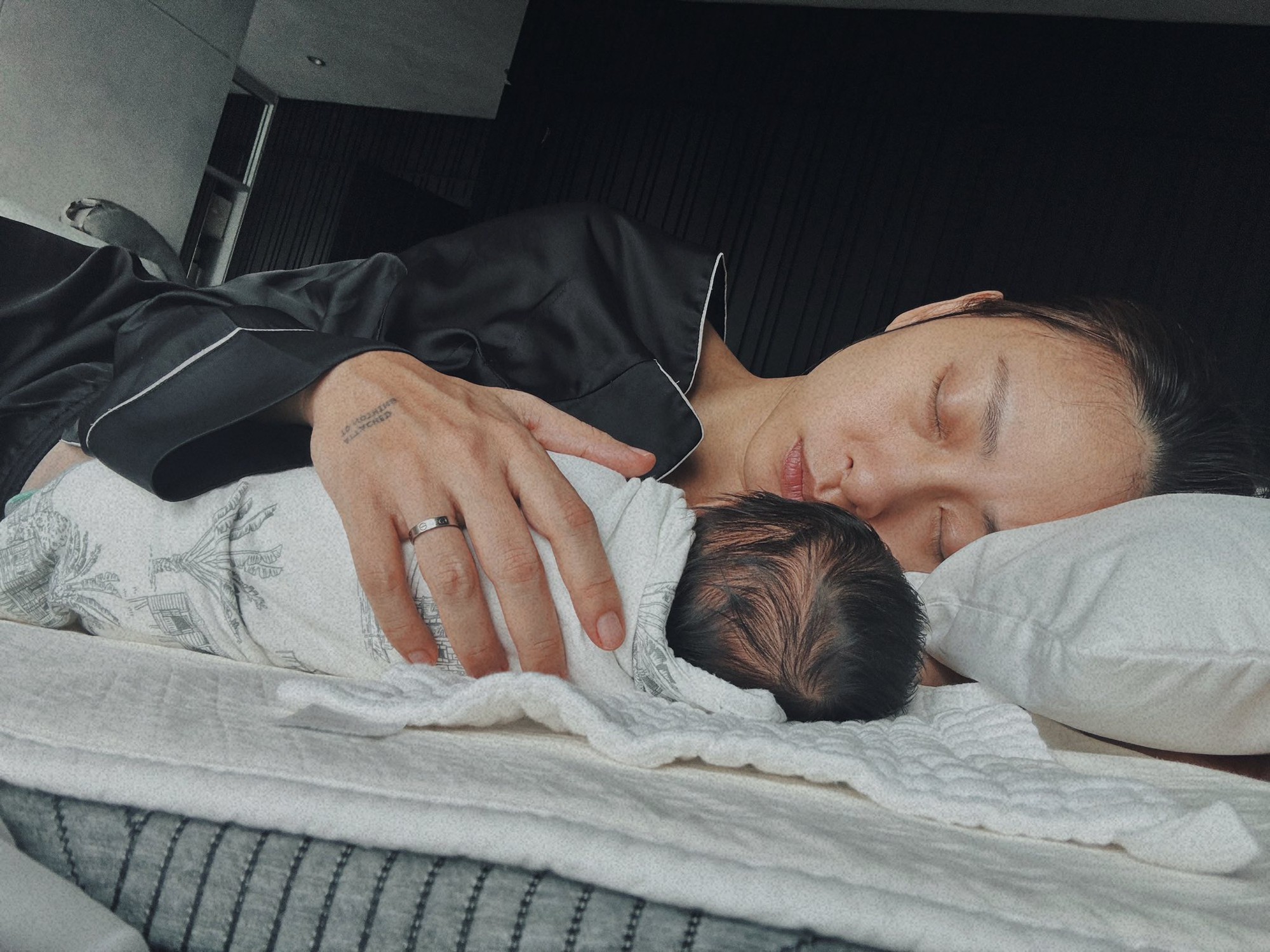 Chỉ vì cái bình sữa mà Ngô Thanh Vân bị "hội mẹ chồng online" soi mói đến mức hot mom Helen Nguyễn phải lên tiếng- Ảnh 5. Chỉ vì cái bình sữa mà Ngô Thanh Vân bị "hội mẹ chồng online" soi mói đến mức hot mom Helen Nguyễn phải lên tiếng- Ảnh 5.