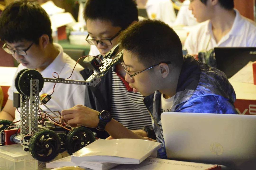 Mới 3 tuổi đã học coding, 4 tuổi cắm cúi vẽ 3D: Con có thực sự thiên tài hay chỉ là &quot;sản phẩm&quot; tham vọng của cha mẹ? - Ảnh 2.