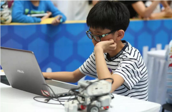 Mới 3 tuổi đã học coding, 4 tuổi cắm cúi vẽ 3D: Con có thực sự thiên tài hay chỉ là &quot;sản phẩm&quot; tham vọng của cha mẹ? - Ảnh 1.