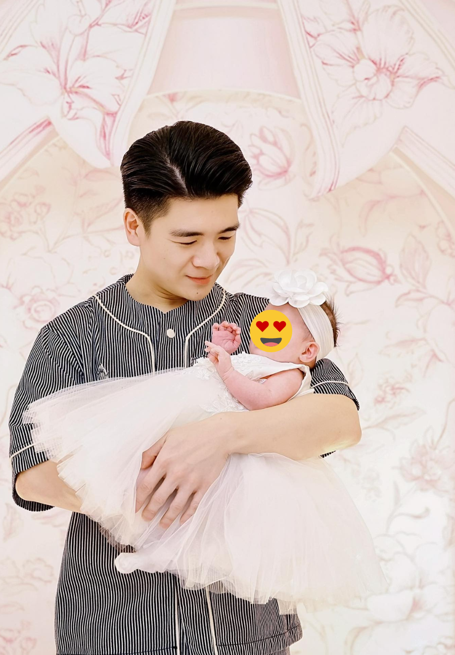 Xả vai thiếu gia nghìn tỷ nhà bầu Hiển, Đỗ Quang Vinh hoá bố đơn thân đưa hai con song sinh đi học gây sốt- Ảnh 2. Xả vai thiếu gia nghìn tỷ nhà bầu Hiển, Đỗ Quang Vinh hoá bố đơn thân đưa hai con song sinh đi học gây sốt- Ảnh 2.