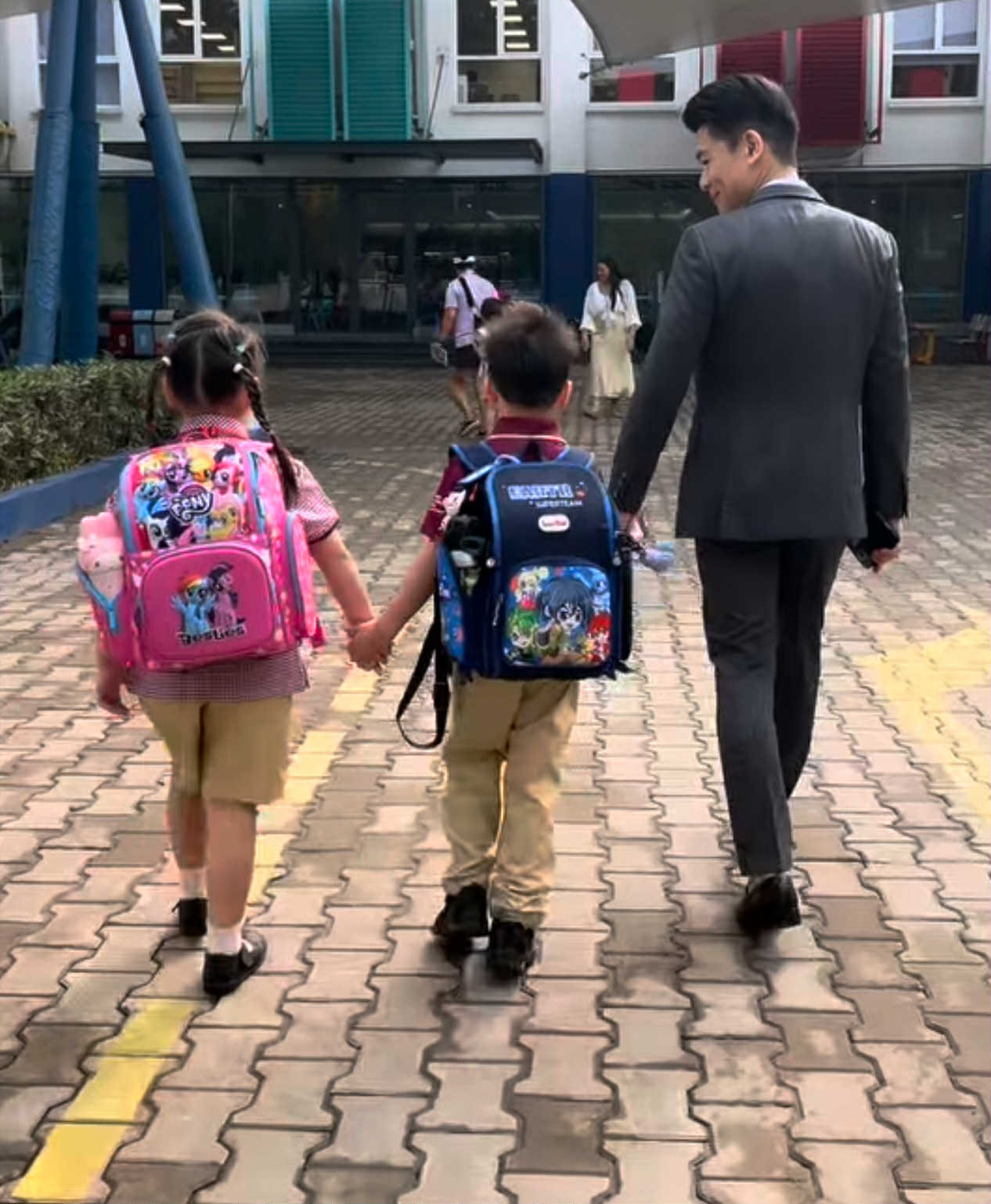 Xả vai thiếu gia nghìn tỷ nhà bầu Hiển, Đỗ Quang Vinh hoá bố đơn thân đưa hai con song sinh đi học gây sốt- Ảnh 1. Xả vai thiếu gia nghìn tỷ nhà bầu Hiển, Đỗ Quang Vinh hoá bố đơn thân đưa hai con song sinh đi học gây sốt- Ảnh 1.