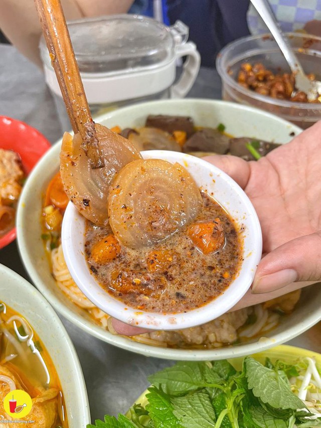 Khách Tây ngạc nhiên trước món bún lạ mà quen của người Việt, nhận xét: &quot;Tôi chưa bao giờ ăn thế này!&quot; - Ảnh 2.