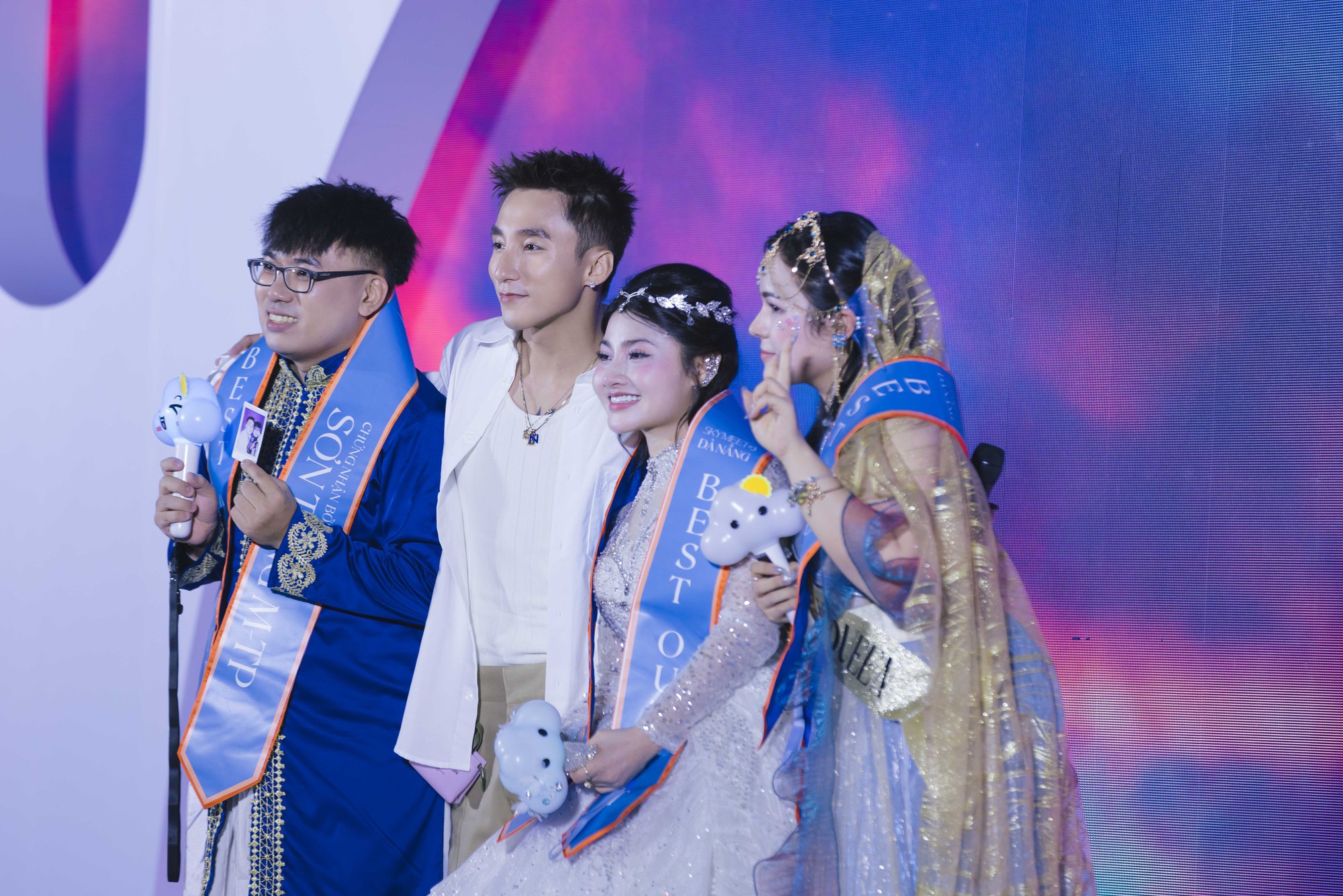 Sơn Tùng M-TP đón tháng sinh nhật bên 120 fan may mắn trong hoàng hôn Đà Nẵng tại SKYMEET #3 - Ảnh 4. Sơn Tùng M-TP đón tháng sinh nhật bên 120 fan may mắn trong hoàng hôn Đà Nẵng tại SKYMEET #3 - Ảnh 4.