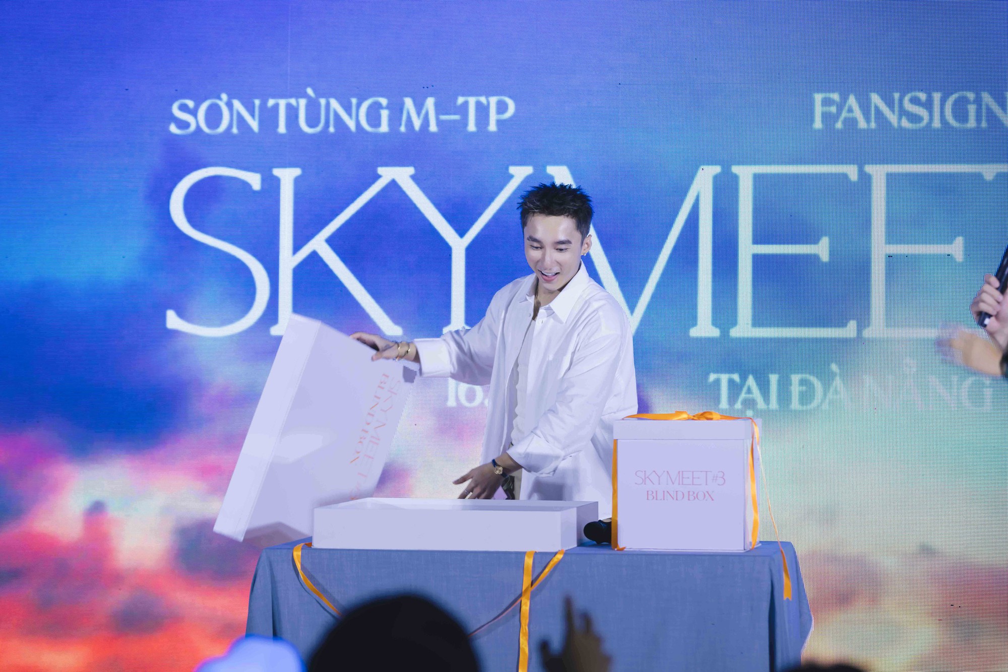 Sơn Tùng M-TP đón tháng sinh nhật bên 120 fan may mắn trong hoàng hôn Đà Nẵng tại SKYMEET #3 - Ảnh 5. Sơn Tùng M-TP đón tháng sinh nhật bên 120 fan may mắn trong hoàng hôn Đà Nẵng tại SKYMEET #3 - Ảnh 5.