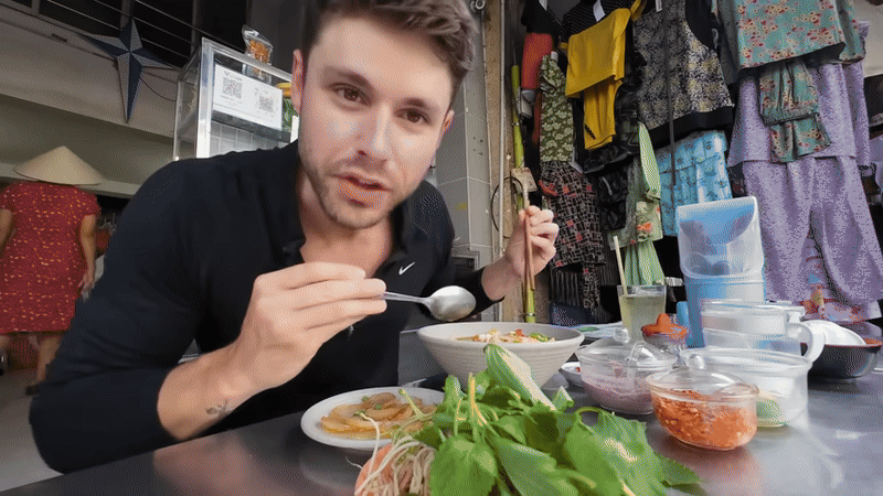 Khách Tây ngạc nhiên trước món bún lạ mà quen của người Việt, nhận xét: &quot;Tôi chưa bao giờ ăn thế này!&quot; - Ảnh 3.