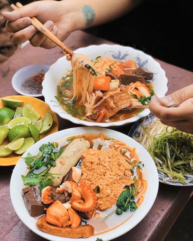 Khách Tây ngạc nhiên trước món bún lạ mà quen của người Việt, nhận xét: &quot;Tôi chưa bao giờ ăn thế này!&quot; - Ảnh 6.