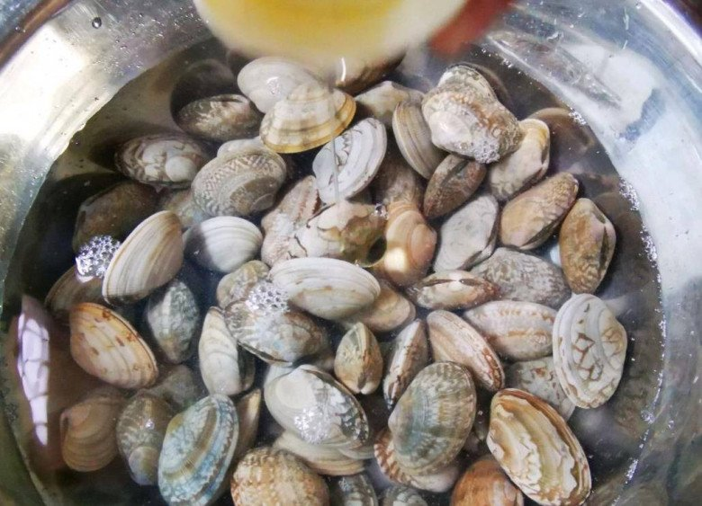 Dùng dầu ăn và muối để ngâm ngao là sai lầm: Một ngư dân chỉ mẹo giúp ngao nhả cát ra nhanh chóng và sạch sẽ - Ảnh 4.