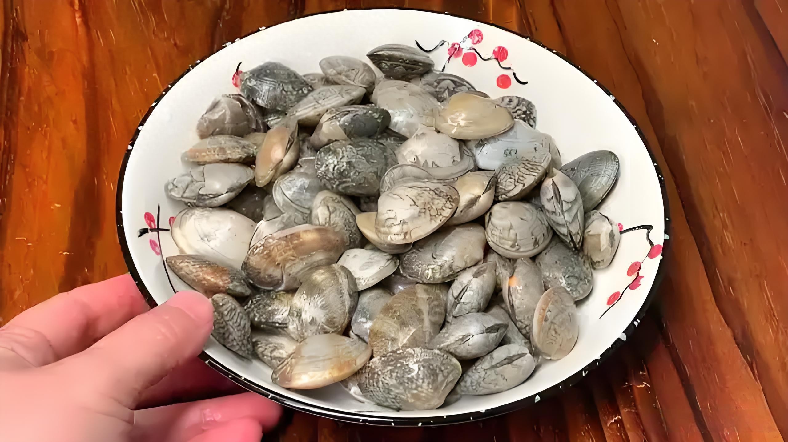 Dùng dầu ăn và muối để ngâm ngao là sai lầm: Một ngư dân chỉ mẹo giúp ngao nhả cát ra nhanh chóng và sạch sẽ - Ảnh 2.