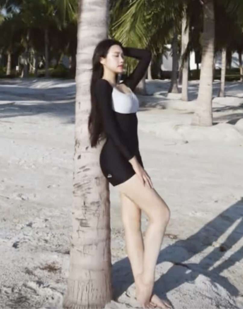 Doãn Hải My diện đồ bơi khoe body 