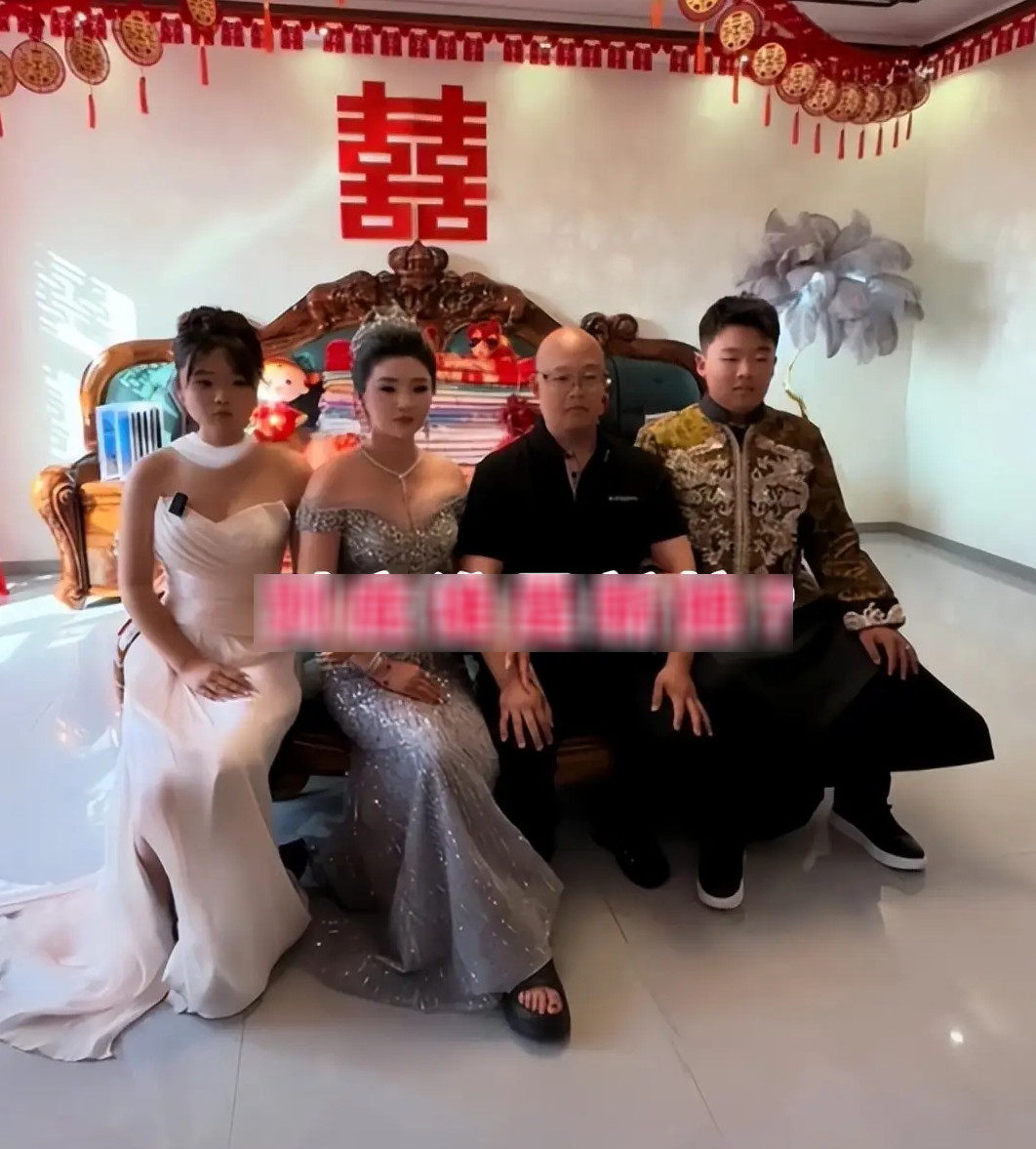 xuat-hien-tai-dam-cuoi-con-trai-me-chu-re-dien-chiec-vay-khien-ai-nay-ngan-ngam2-17554886756661745022564-1755503996126-17555039962351902672003.jpg