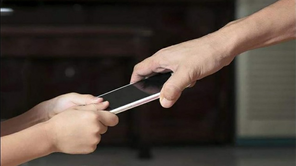 Xem xong cảnh này, ai còn dám ôm điện thoại lúc nửa đêm?- Ảnh 4. Xem xong cảnh này, ai còn dám ôm điện thoại lúc nửa đêm?- Ảnh 4.