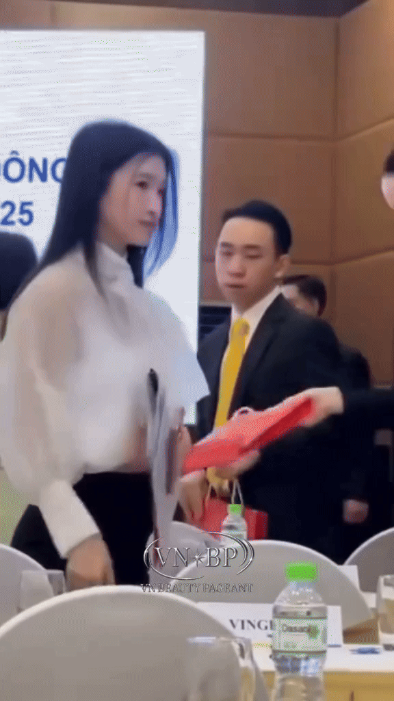 Á hậu Phương Nhi khoe visual phu nhân hào môn, vắng bóng cả năm vẫn &quot;lia cam&quot; chuẩn cỡ này!- Ảnh 4.