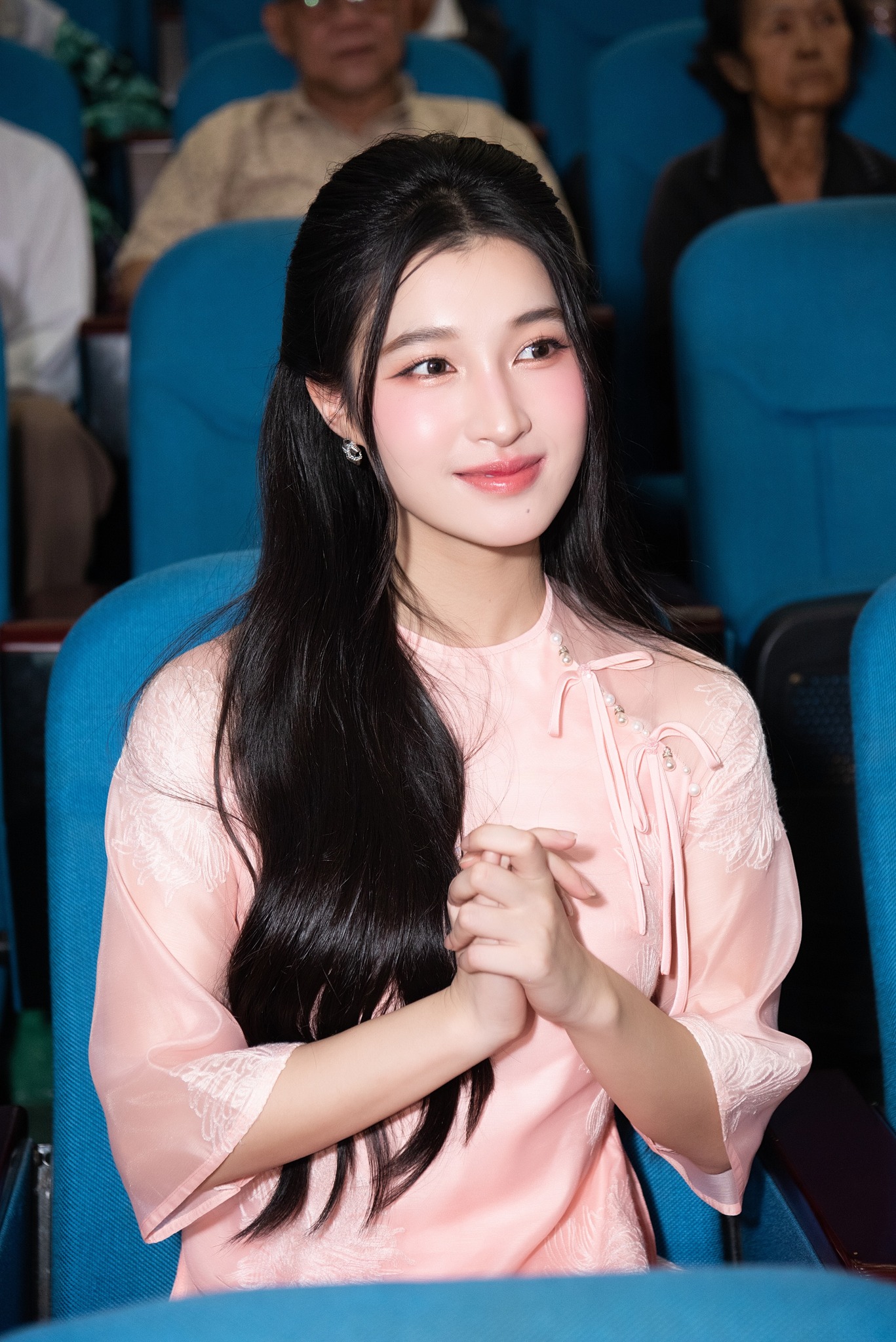 Á hậu Phương Nhi khoe visual phu nhân hào môn, vắng bóng cả năm vẫn &quot;lia cam&quot; chuẩn cỡ này!- Ảnh 3.