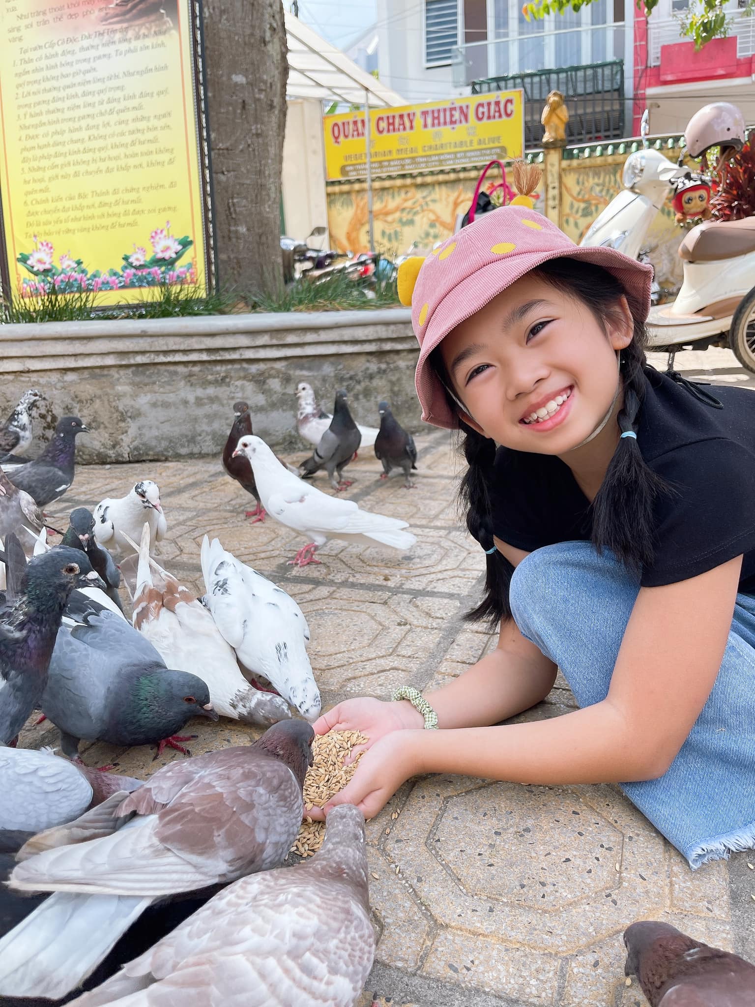 Bảo mẫu của con gái Mai Phương rơi nước mắt nói về hành trình "chưa làm mẹ đã nuôi con"- Ảnh 4. Bảo mẫu của con gái Mai Phương rơi nước mắt nói về hành trình "chưa làm mẹ đã nuôi con"- Ảnh 4.