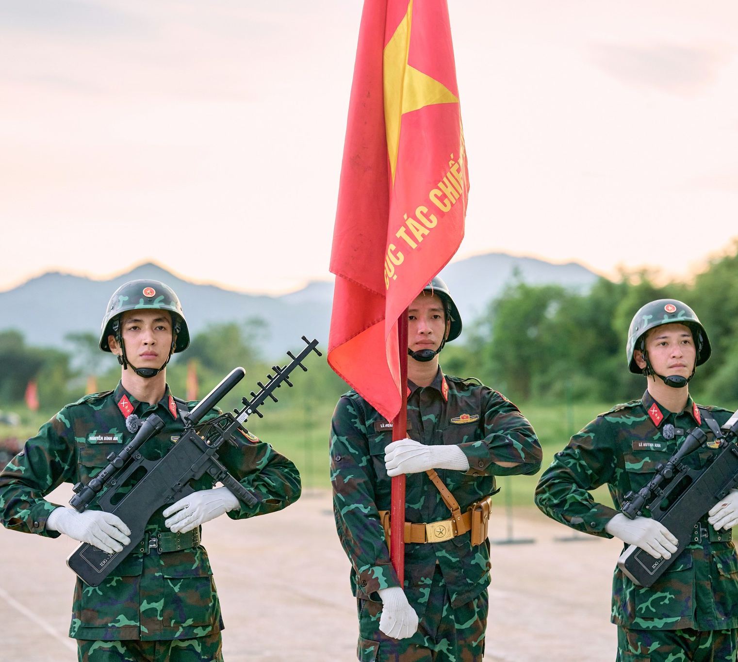 Thượng uý Lê Hoàng Hiệp &quot;hạt nhài&quot; nhưng hot hơn cả dàn nghệ sĩ ở Sao Nhập Ngũ! - Ảnh 2.