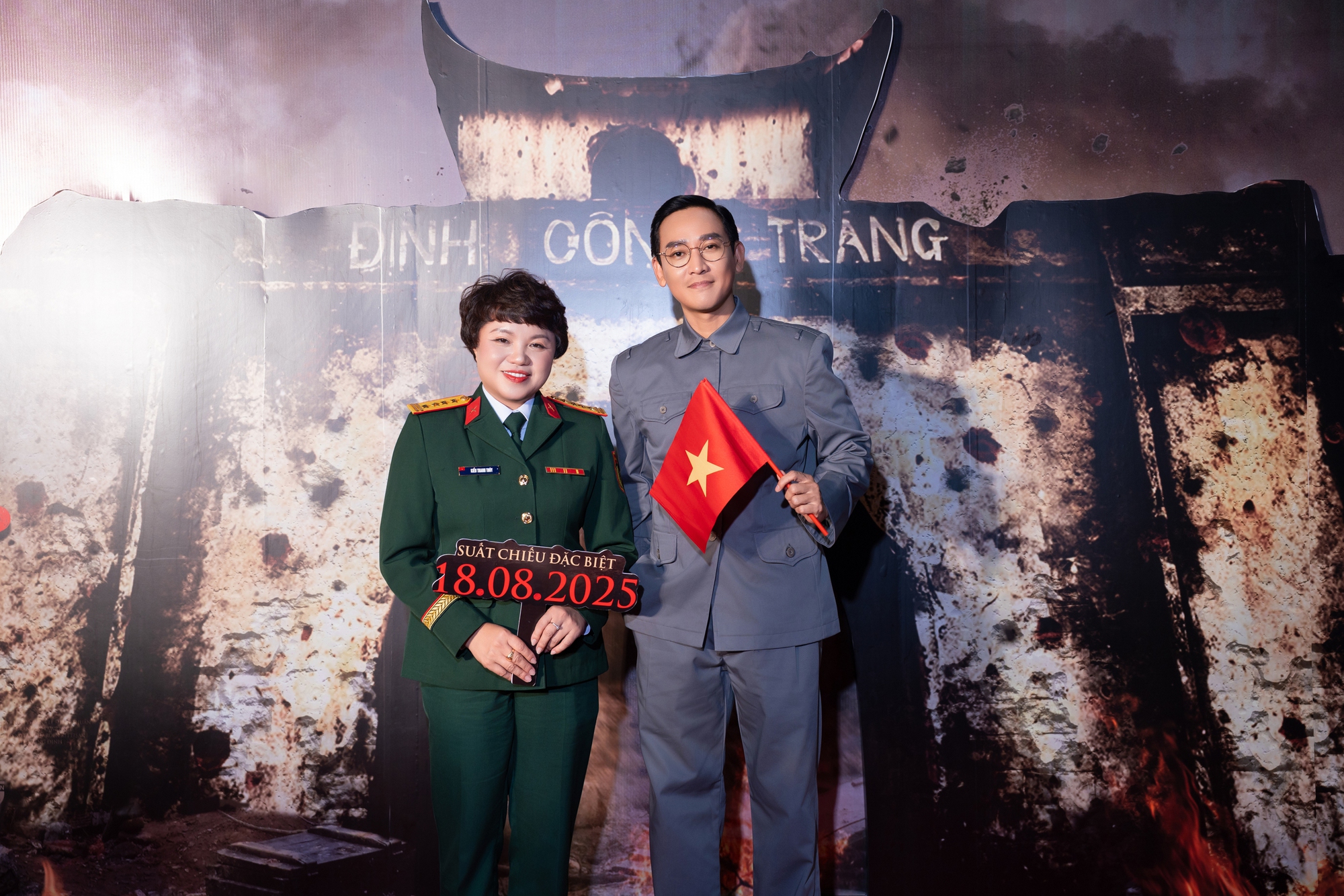 Khách mời đặc biệt rưng rưng nước mắt trong sự kiện công chiếu "Mưa đỏ": Đồng đội tôi nằm ở Thành cổ có lẽ cũng đang mỉm cười mãn nguyện- Ảnh 9. Khách mời đặc biệt rưng rưng nước mắt trong sự kiện công chiếu "Mưa đỏ": Đồng đội tôi nằm ở Thành cổ có lẽ cũng đang mỉm cười mãn nguyện- Ảnh 9.