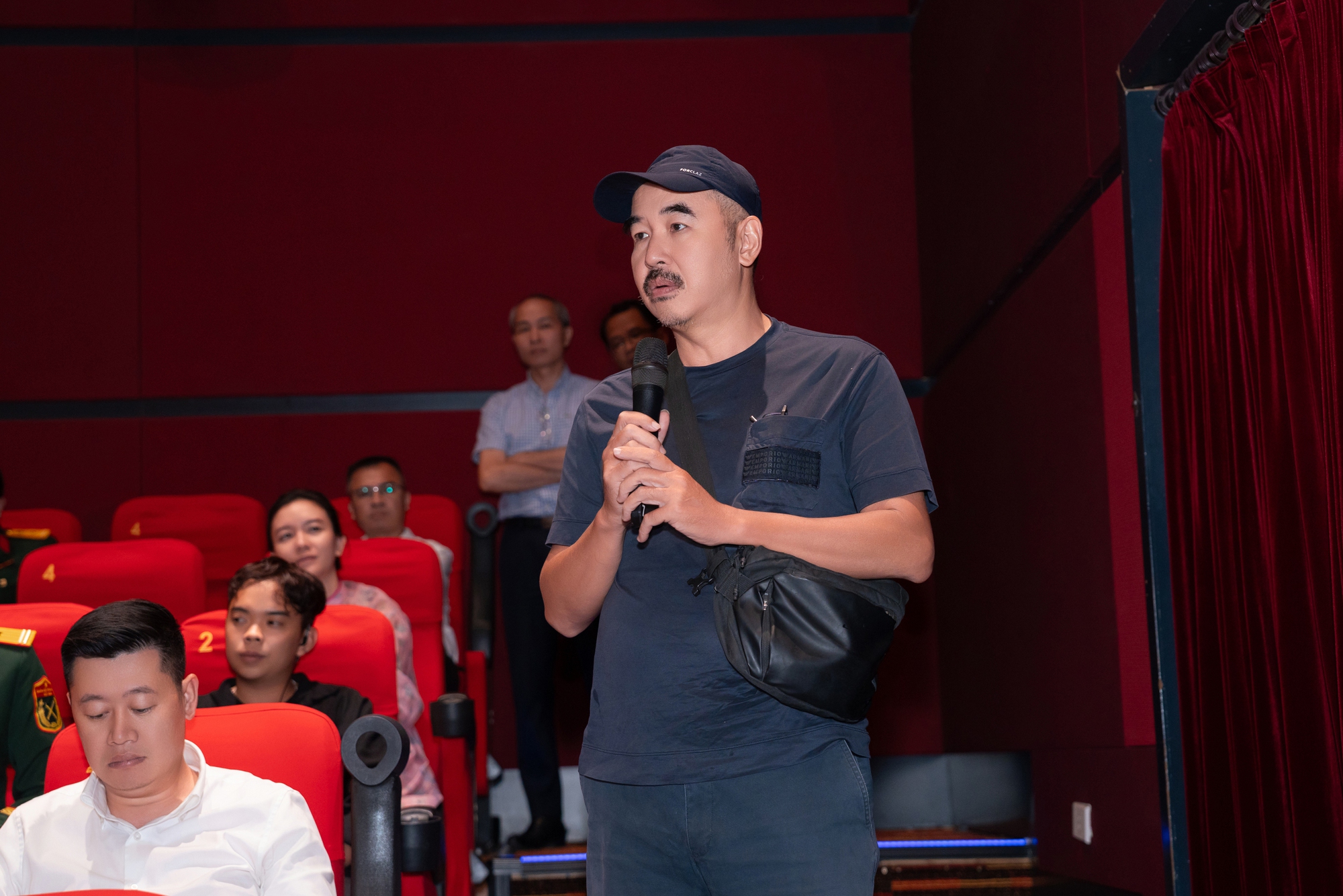 Khách mời đặc biệt rưng rưng nước mắt trong sự kiện công chiếu "Mưa đỏ": Đồng đội tôi nằm ở Thành cổ có lẽ cũng đang mỉm cười mãn nguyện- Ảnh 12. Khách mời đặc biệt rưng rưng nước mắt trong sự kiện công chiếu "Mưa đỏ": Đồng đội tôi nằm ở Thành cổ có lẽ cũng đang mỉm cười mãn nguyện- Ảnh 12.