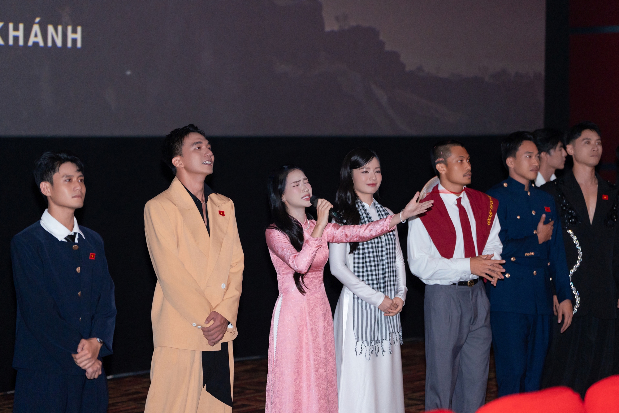Khách mời đặc biệt rưng rưng nước mắt trong sự kiện công chiếu "Mưa đỏ": Đồng đội tôi nằm ở Thành cổ có lẽ cũng đang mỉm cười mãn nguyện- Ảnh 11. Khách mời đặc biệt rưng rưng nước mắt trong sự kiện công chiếu "Mưa đỏ": Đồng đội tôi nằm ở Thành cổ có lẽ cũng đang mỉm cười mãn nguyện- Ảnh 11.